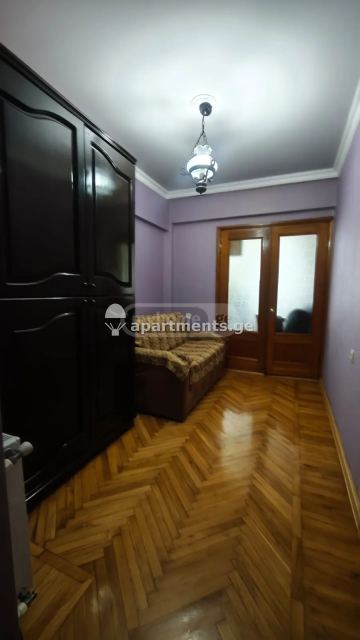 იყიდება 4 ოთახიანი ბინა ბათუმში