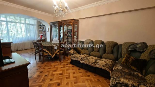 იყიდება 4 ოთახიანი ბინა ბათუმში