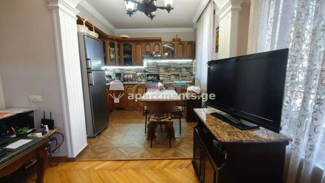იყიდება 4 ოთახიანი ბინა ბათუმში