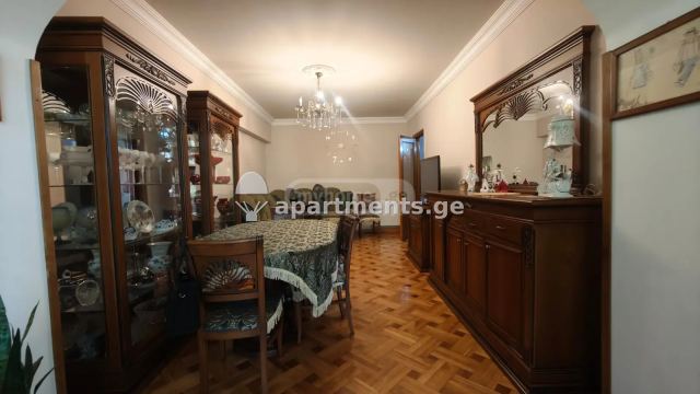 იყიდება 4 ოთახიანი ბინა ბათუმში